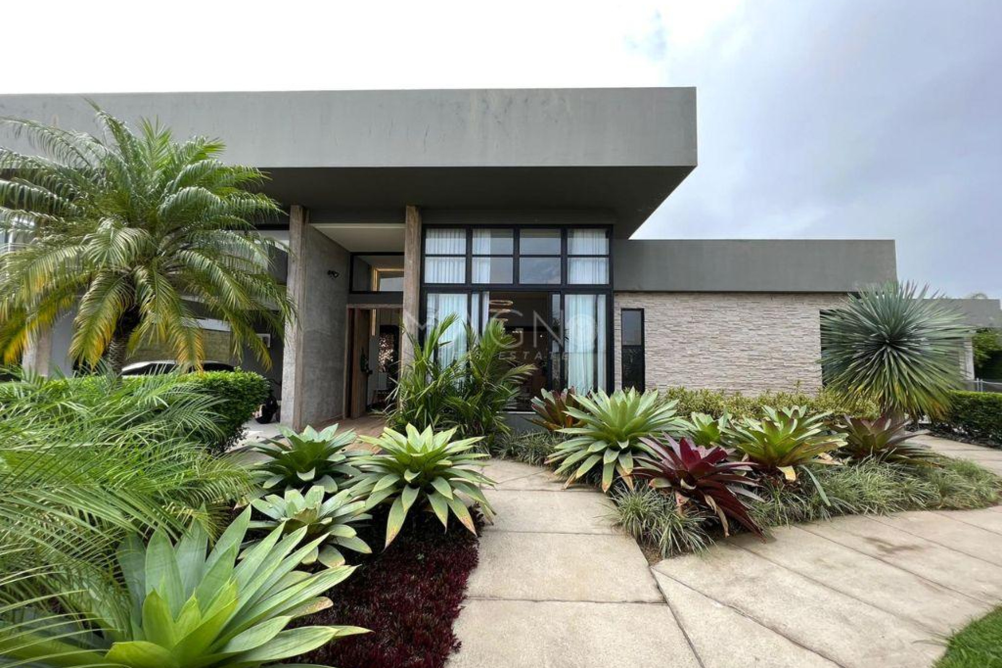 Lindíssima casa linear para locação mobiliada. 