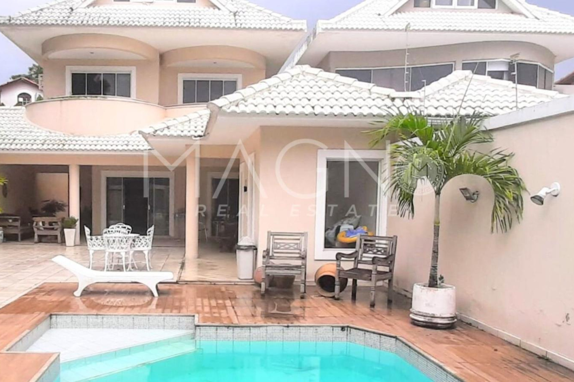 Casa triplex no condomínio Interlagos de Itauna