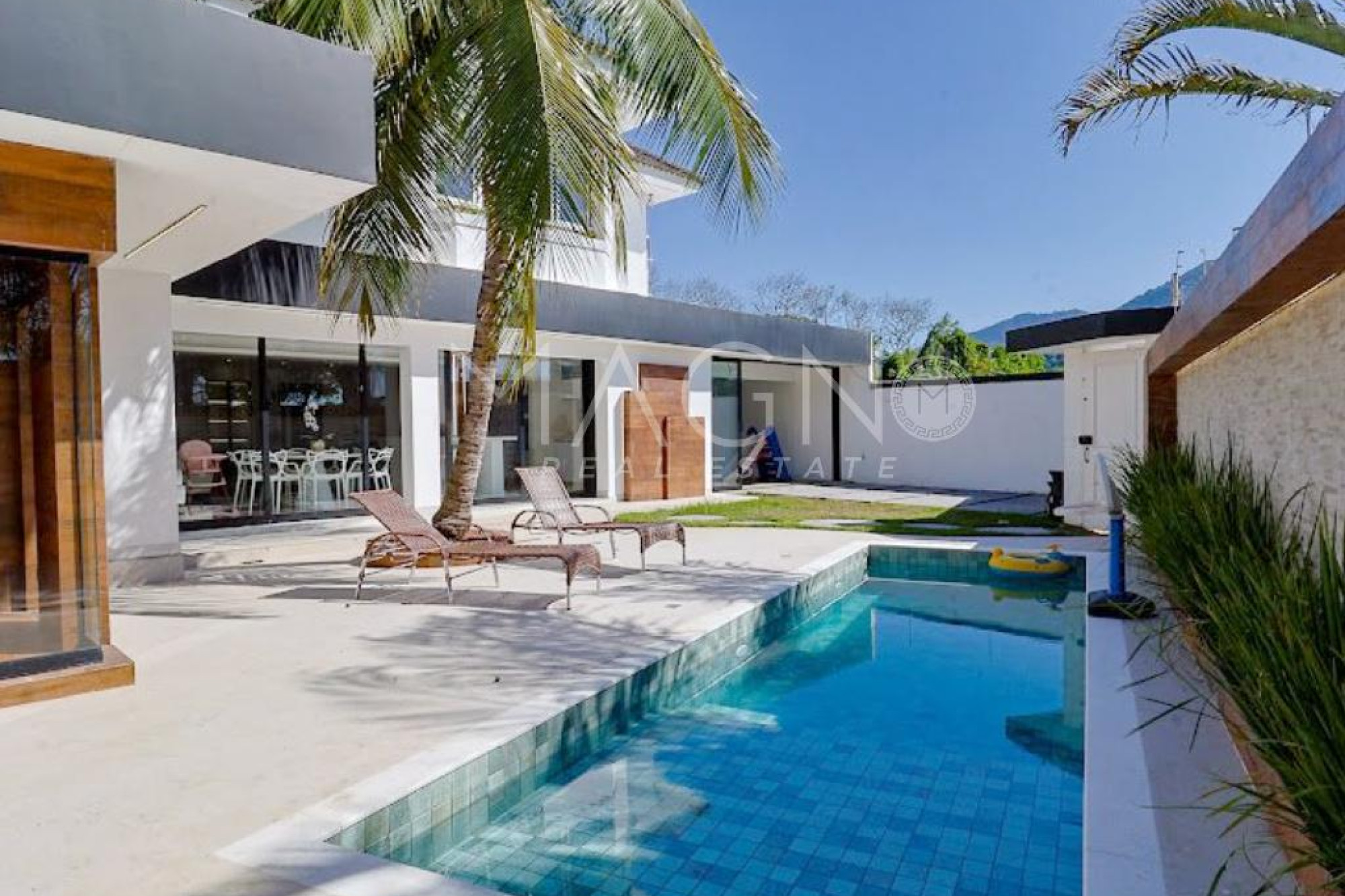 Luxuosa Tríplex 4 Suítes em Barra de Itaúna