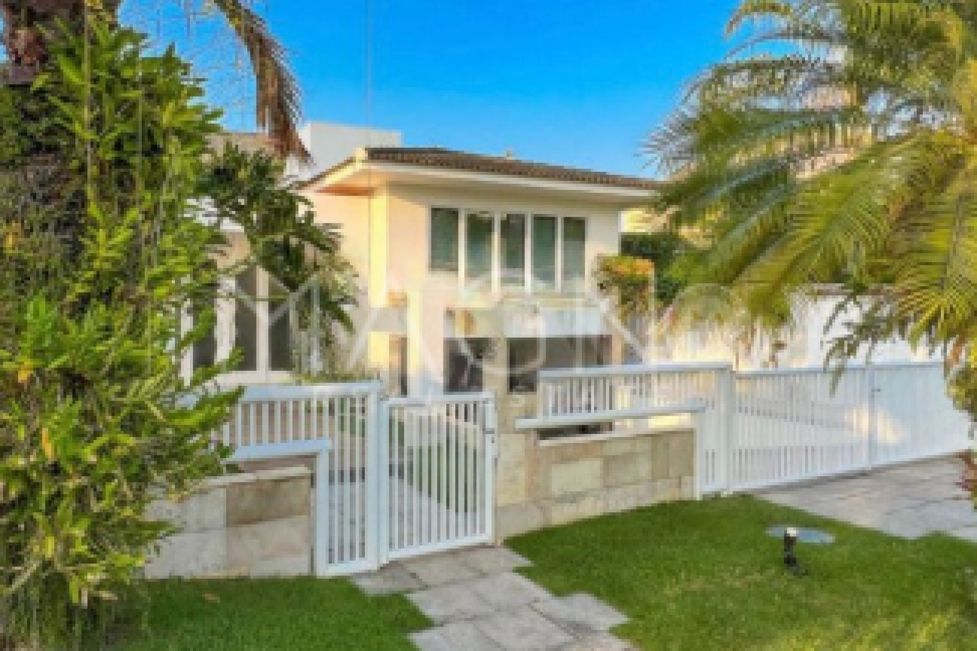 Linda Casa com 4 Suítes na Barra