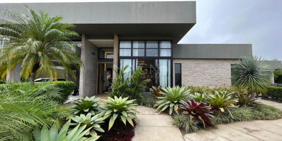 Lindíssima casa linear para locação mobiliada. 